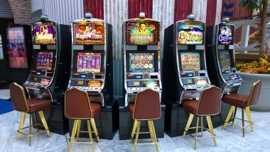 Big Time Gaming slot interface on coinqq platform showing Mahjong Ways reel layout